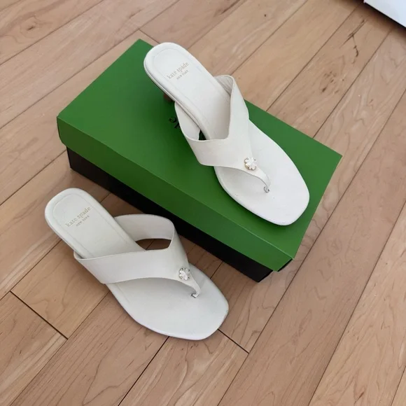 Kate Spade New York Spade Flower Kitten Heel Sandals - Ivory - Size 6B - Picture 2 of 6
